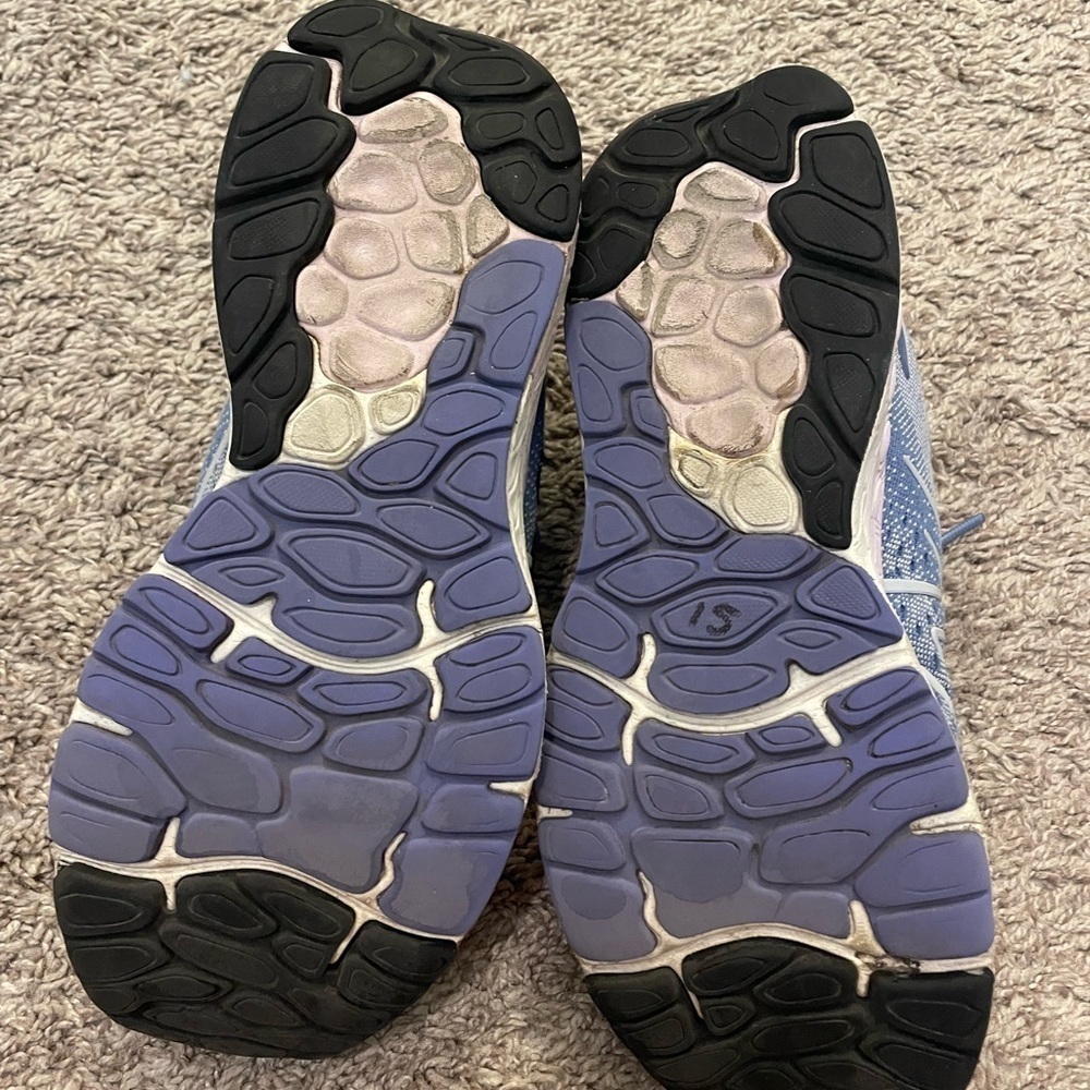 New Balance Shoes - Picture 5 of 9